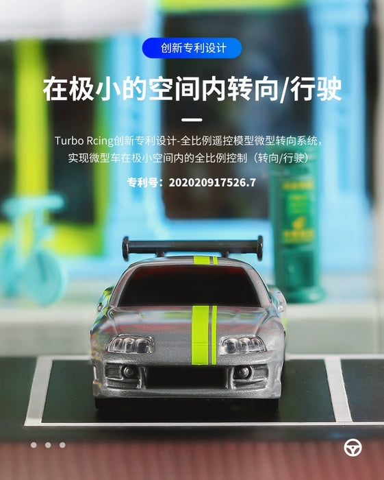 A Turbo1/76 Miniature RC Remote Control Electric Sports Car by Lacatang Shop, featuring green racing stripes, sits on a small platform. In the background, there's a blurred remote control and various objects. The overlay text in Chinese discusses an innovative steering/control system from TURBO RACING designed for use in small indoor spaces.